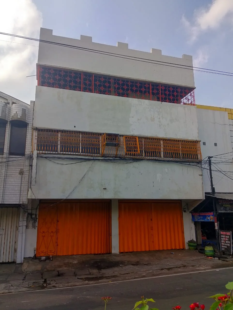 Dijual-atau-Disewa-Ruko-3-Lantai-Lokasi-Strategis-Simokerto-Surabaya-Pusat