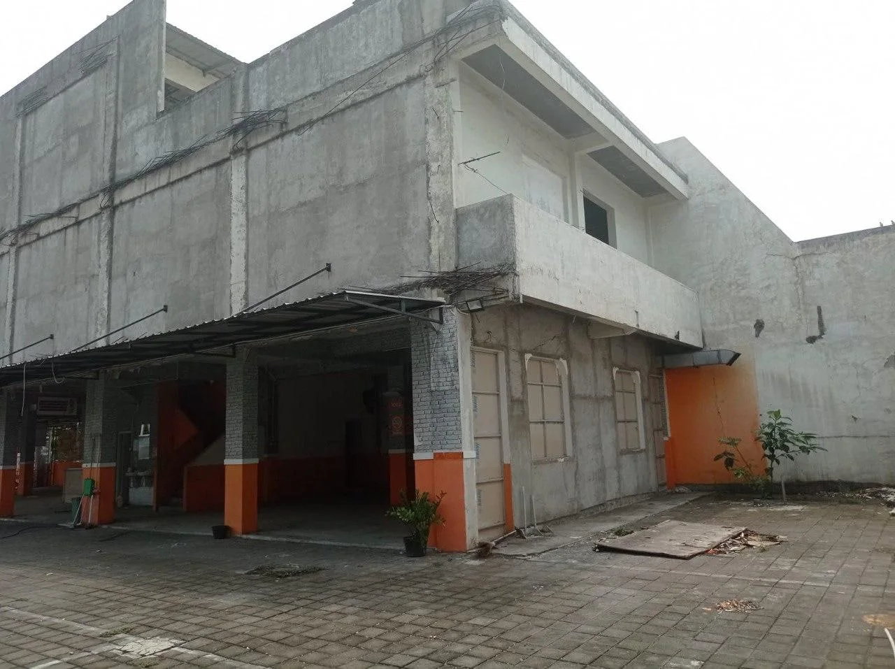 Sewakan Rumah Usaha Cocok Untuk F&B/Carwash Raya Kusuma Bangsa Gresik - Thumbnail 3