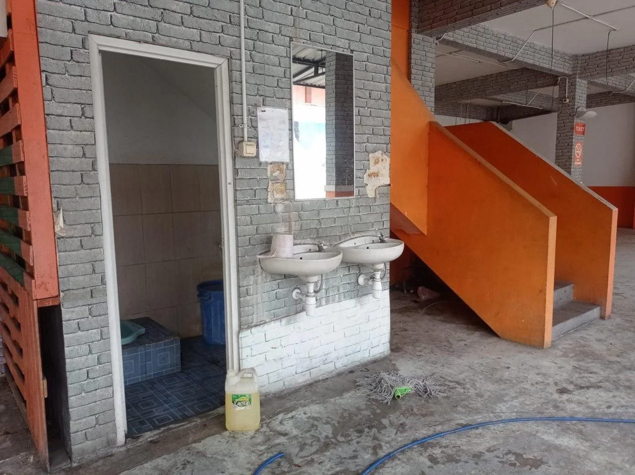Sewakan Rumah Usaha Cocok Untuk F&B/Carwash Raya Kusuma Bangsa Gresik - Thumbnail 4