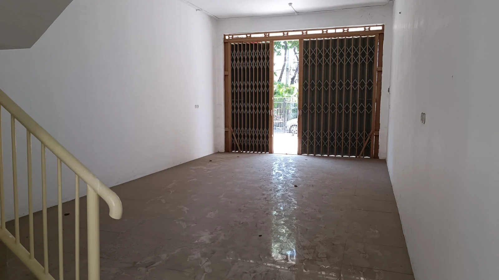Disewakan Ruko 3,5 Lantai Area Komersial Rungkut Asri Lokasi Strategis Surabaya Timur - Thumbnail 3