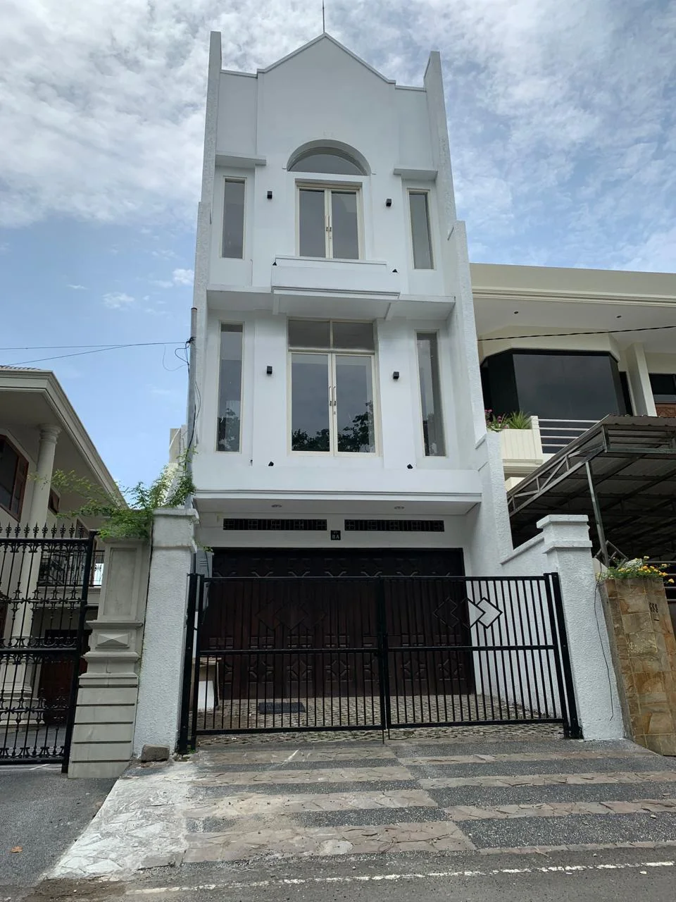 Jual-Rumah-Usaha-35-Lantai-Murah-Satelit-Barat-Lokasi-Komersial-Strategis-Surabaya-Barat