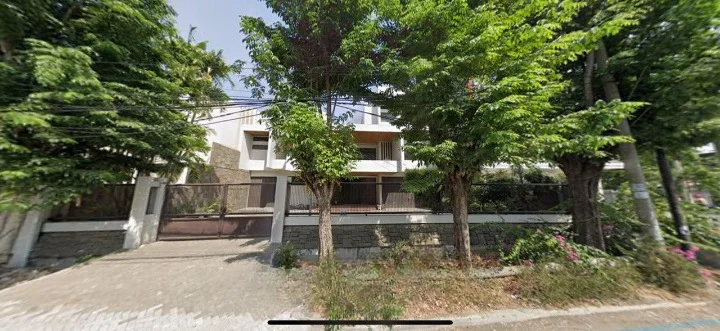 Disewakan Rumah Mewah Luas di Raya Dharmahusada Indah Surabaya Timur - Image 1