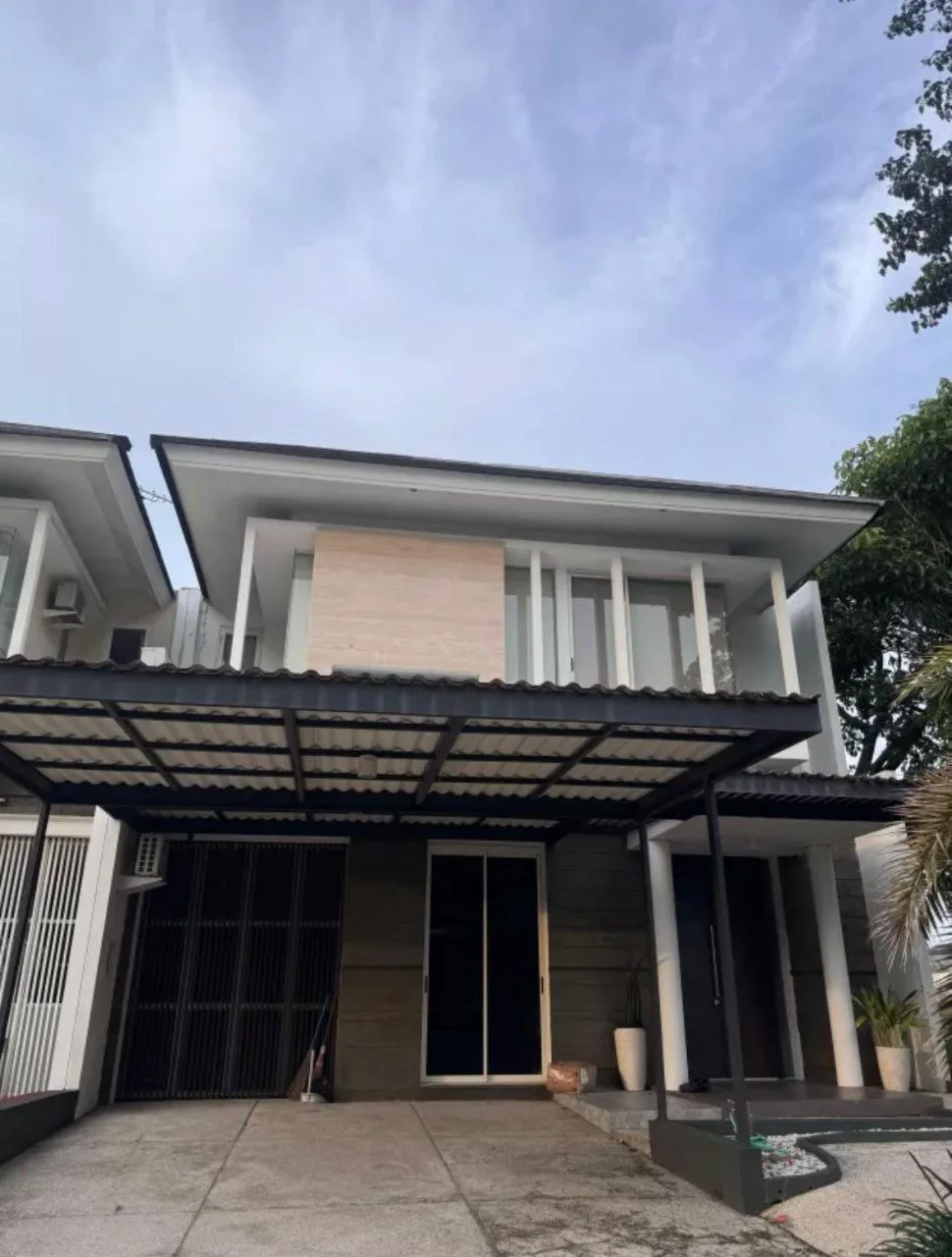 Disewakan Rumah Cantik dan Luas di Kawasan Elit Crystal Golf Citraland, Surabaya Barat - Image 1