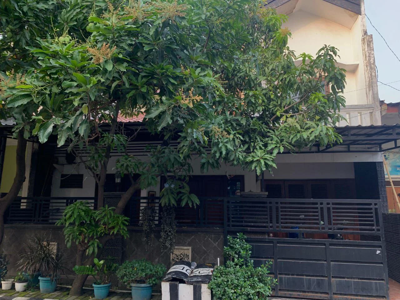 Dijual Rumah Hunian Nyaman Dan Strategis Berlokasi di Jalan Menanggal Indah Surabaya Selatan - Thumbnail 3