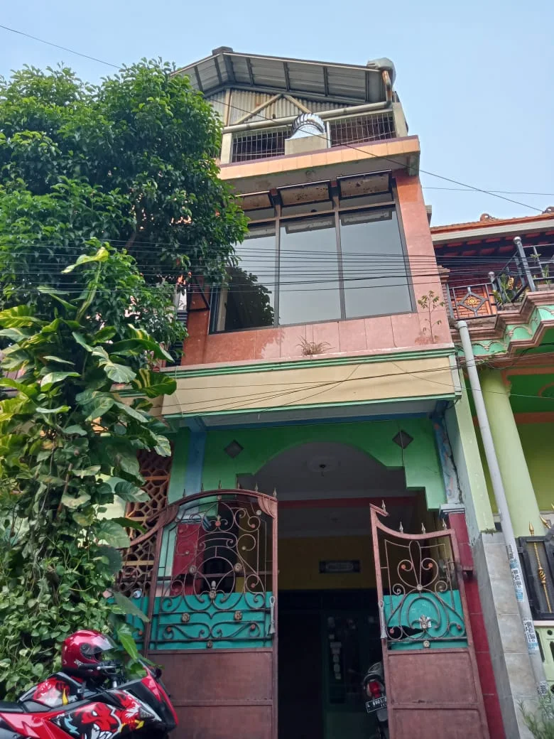 Dijual Rumah 3 Lantai Strategis di Kebraon Surabaya Selatan - Thumbnail 2