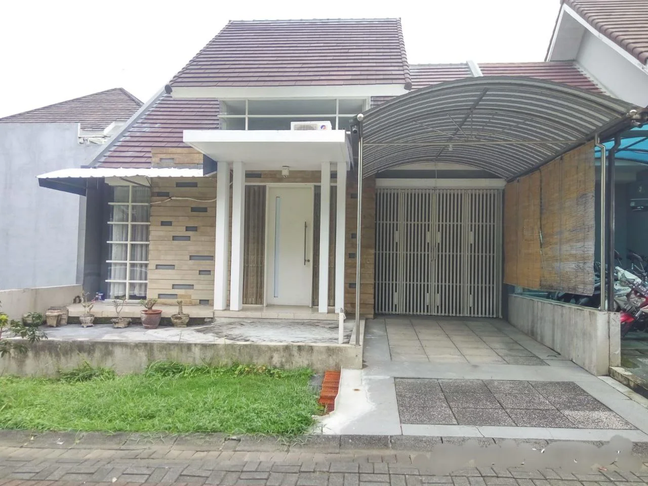 Disewakan-Rumah-Nyaman-Furnished-di-Kawasan-Elit-Kingstown-Citraland-Surabaya-Barat