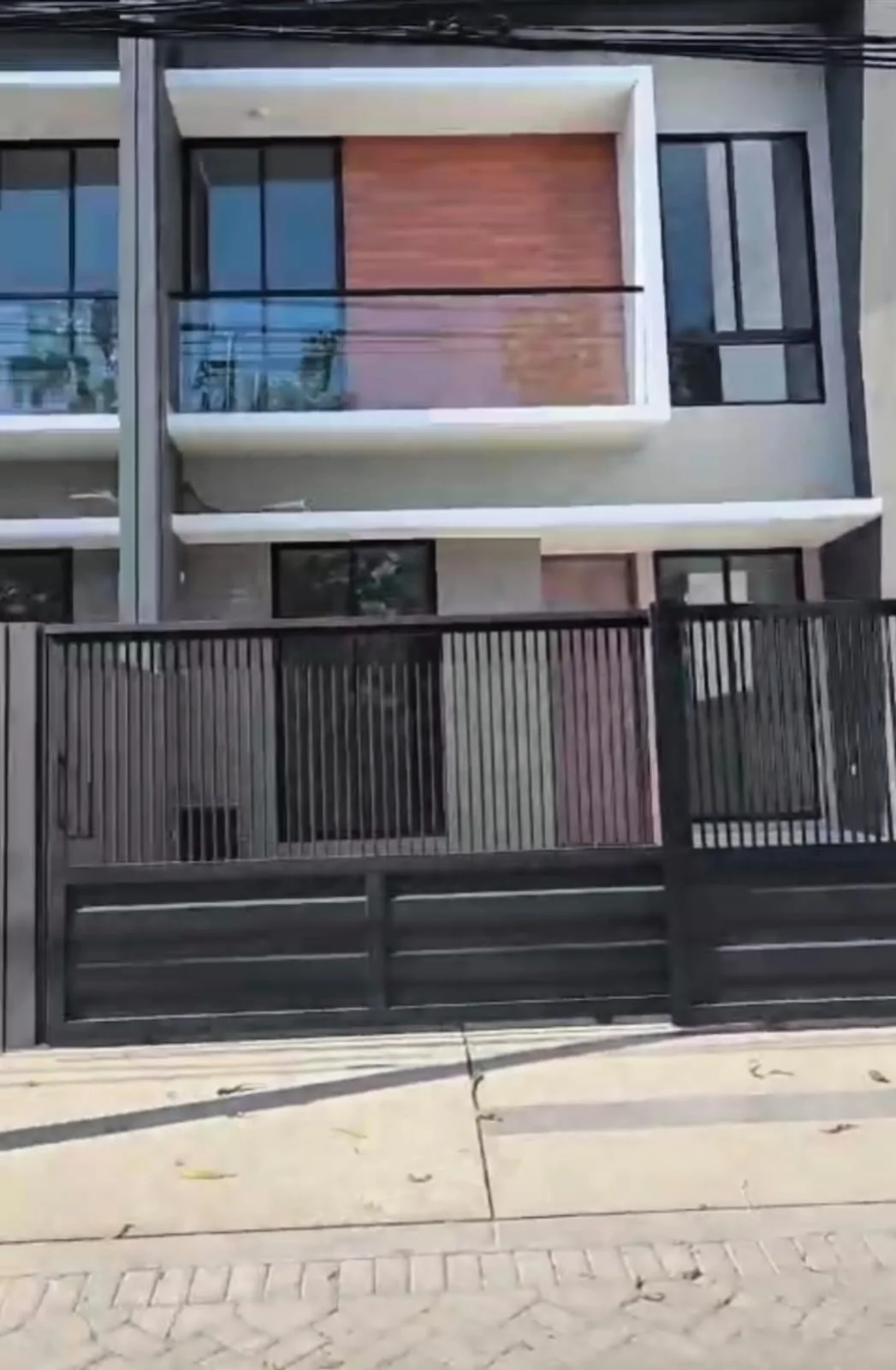 Dijual Rumah Baru 2 Lantai Strategis di Kutisari Indah Utara Surabaya Timur - Thumbnail 2