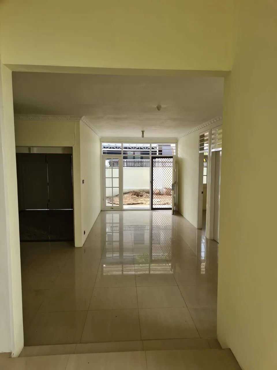 Dijual Rumah Luas Nyaman di Kawasan Elit Darmo Harapan Indah Surabaya Barat - Thumbnail 3