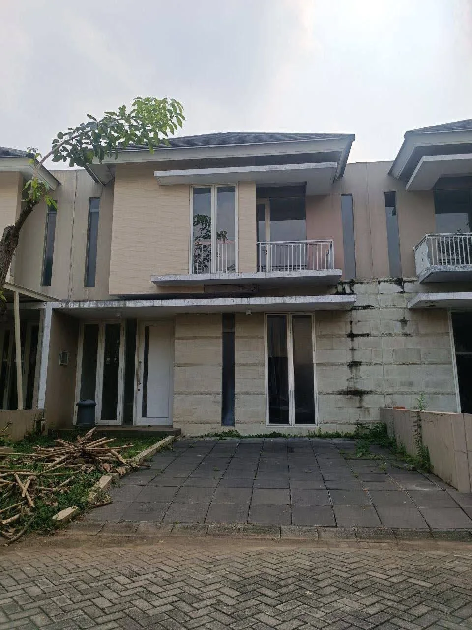 Dijual/Disewakan Rumah Modern di Greenlake Citraland Surabaya Barat - Image 1