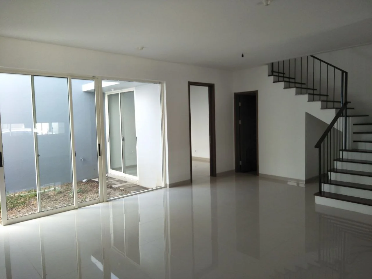 Disewakan-Rumah-Minimalis-Siap-Huni-di-Graha-Natura-Edenia-Surabaya-Barat