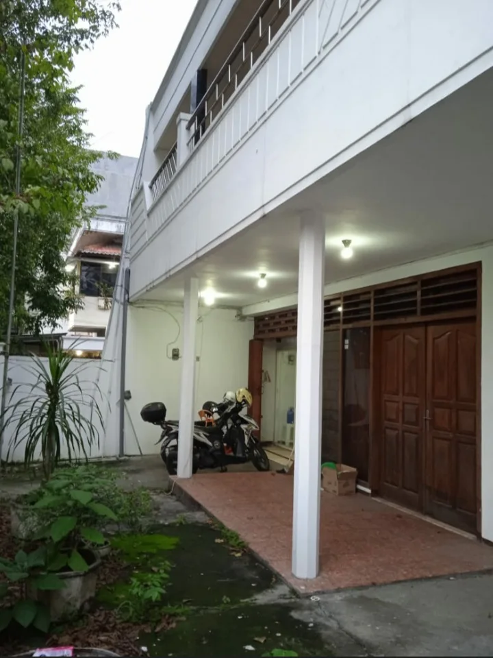 Dijual-Rumah-3-Lantai-Lokasi-Strategis-di-Jalan-Raya-Dukuh-Kupang-Surabaya-Barat-1
