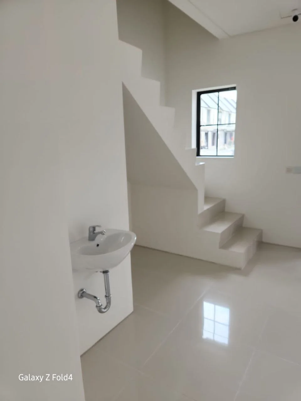 Disewakan Rumah Baru Gress Minimalis Graha Natura Dandelion Surabaya Barat - Thumbnail 4