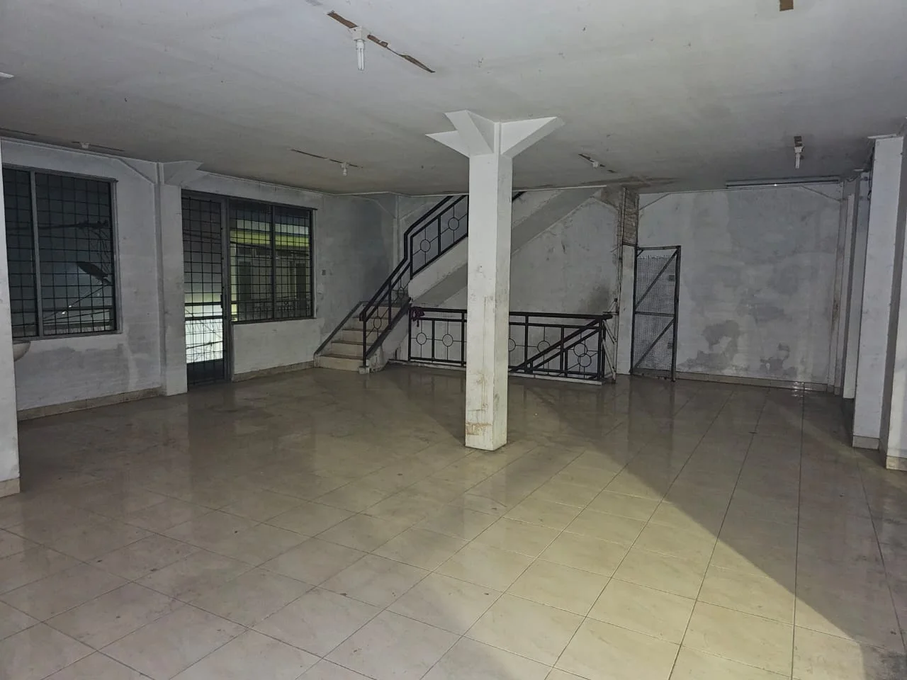 Disewakan Ruko 3 Lantai Lokasi Strategis di Jalan Tembaan Surabaya Pusat - Thumbnail 2