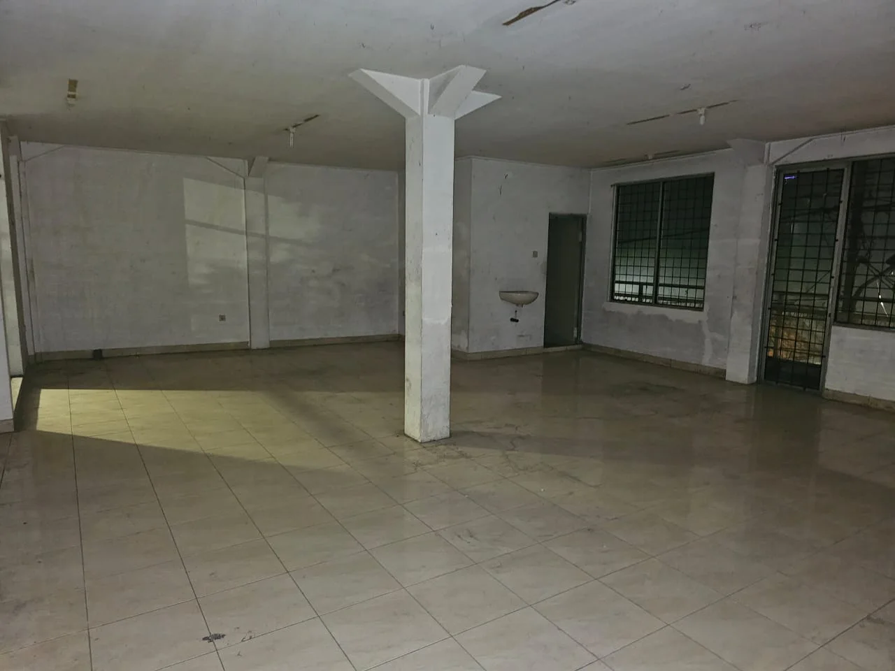 Disewakan Ruko 3 Lantai Lokasi Strategis di Jalan Tembaan Surabaya Pusat - Thumbnail 3