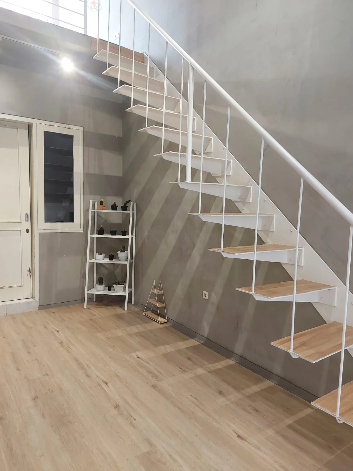 Dijual Rumah Minimalis Furnished di Queenstown, Citraland Utama Surabaya Barat - Thumbnail 2