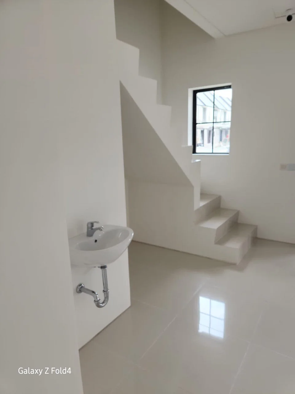 Disewakan Rumah Modern di Kawasan Perumahan Modern Graha Natura Dandelion Surabaya Barat - Thumbnail 2