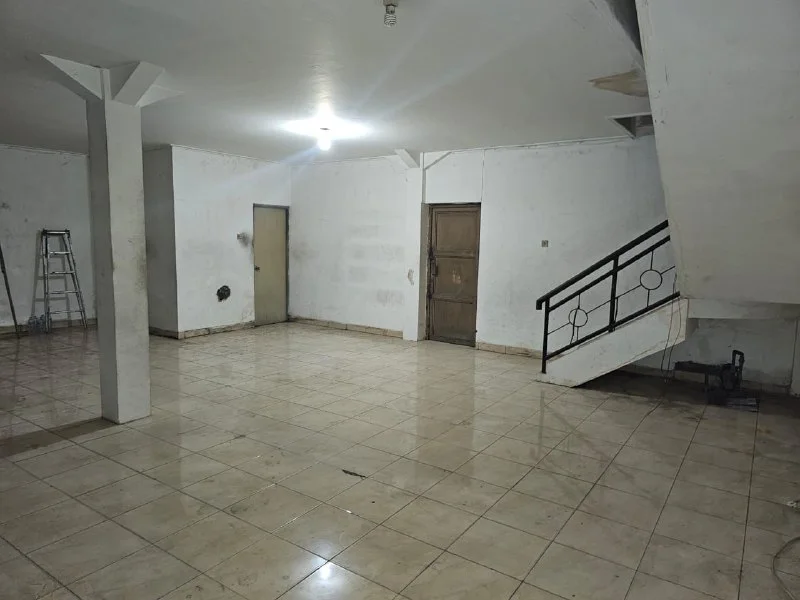 Disewakan Ruko Strategis 3 Lantai di Jalan Tembaan Surabaya Pusat - Image 1