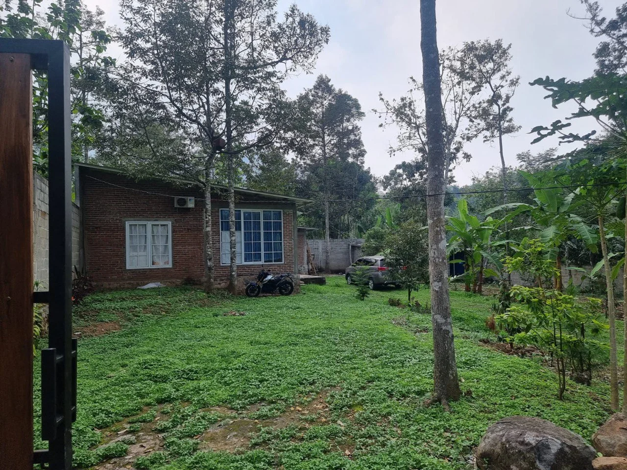 Dijual Tanah dan Bangunan Asri Lokasi Strategis di Kawasan Duyung Mojokerto - Image 1