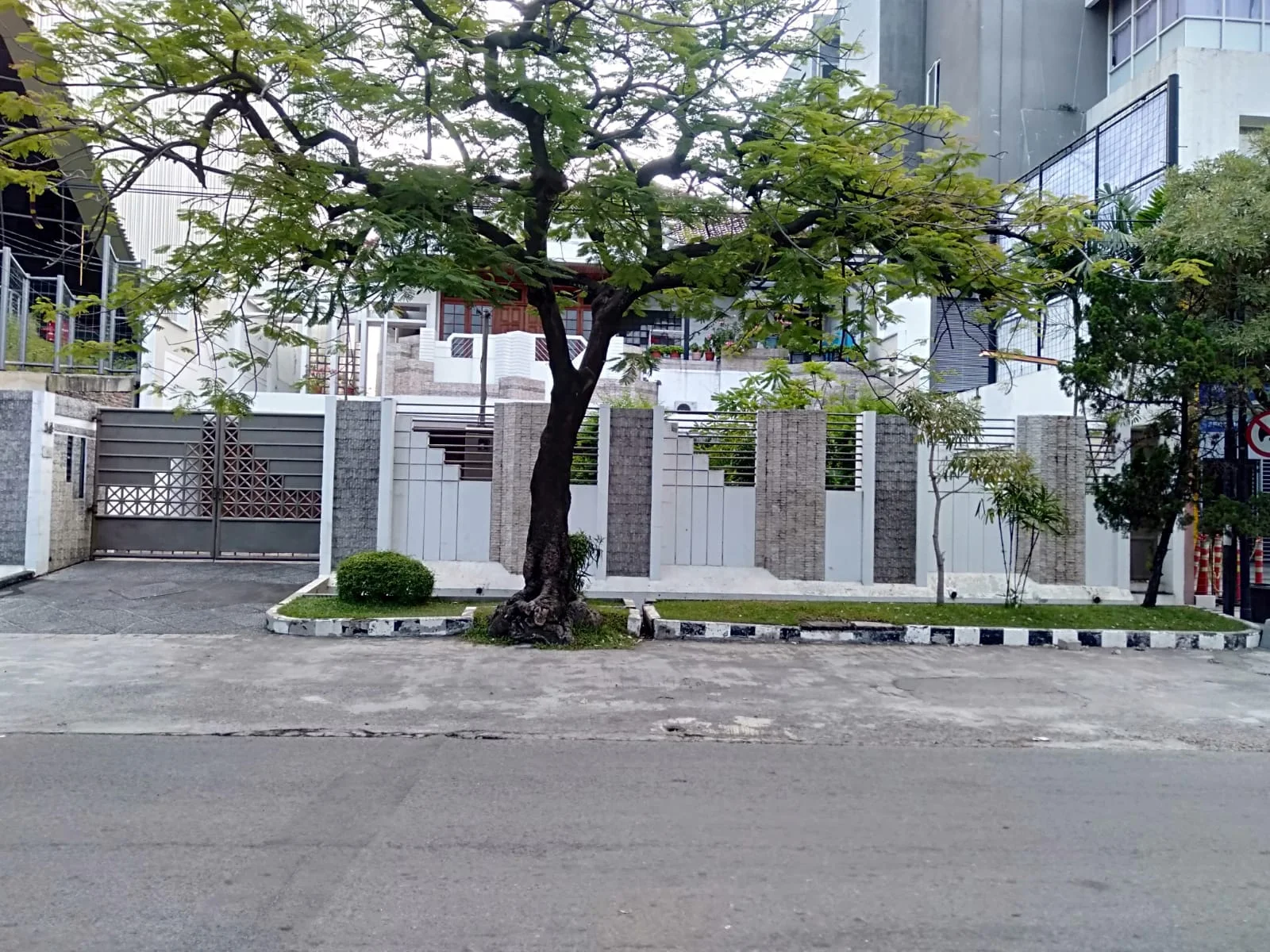 Dijual-Rumah-Mewah-Siap-Huni-di-Jalan-Cempaka-Surabaya-Pusat