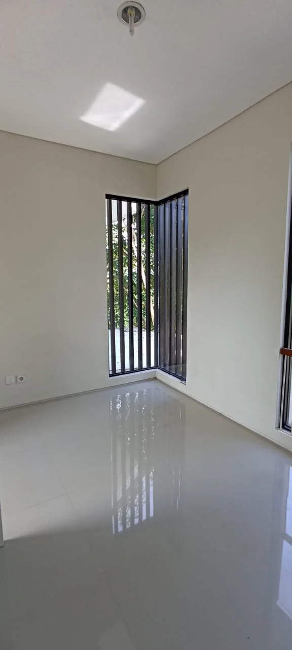Disewakan Rumah 2 Lantai di Northwest Lake Citraland Surabaya Barat - Thumbnail 4