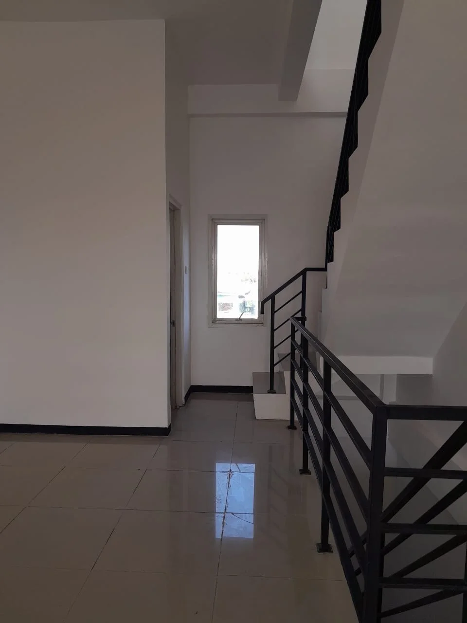 Disewakan Ruko Komersial 4 Lantai di Jalan Ir. Soekarno Surabaya Timur - Image 1