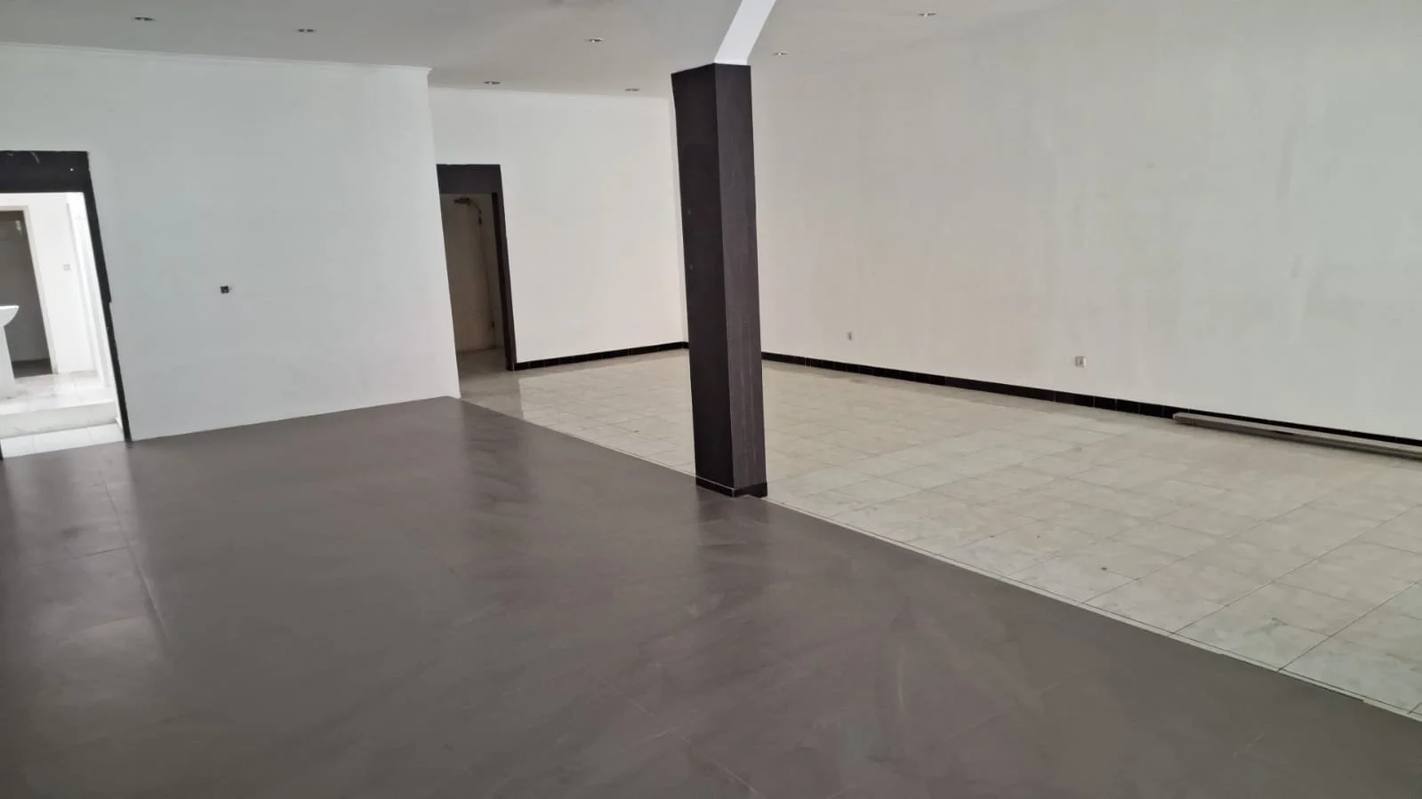 Disewakan Ruko Komersial di Jalan Kartini Lokasi Strategis Surabaya Pusat - Thumbnail 2