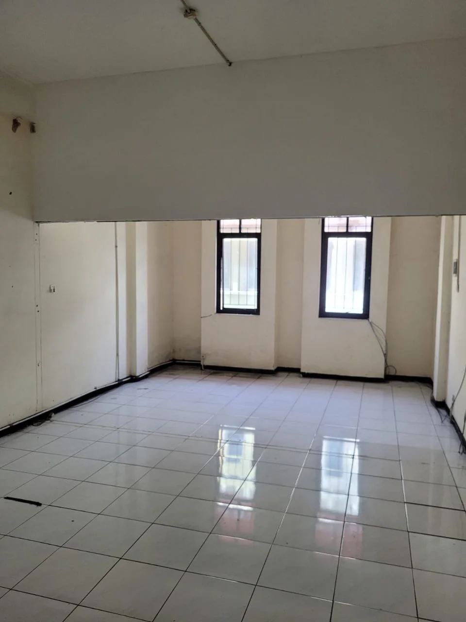 Dijual / Disewakan Ruko di Sentra Kencana Jl. Bung Tomo Siap Pakai Surabaya Timur - Image 1