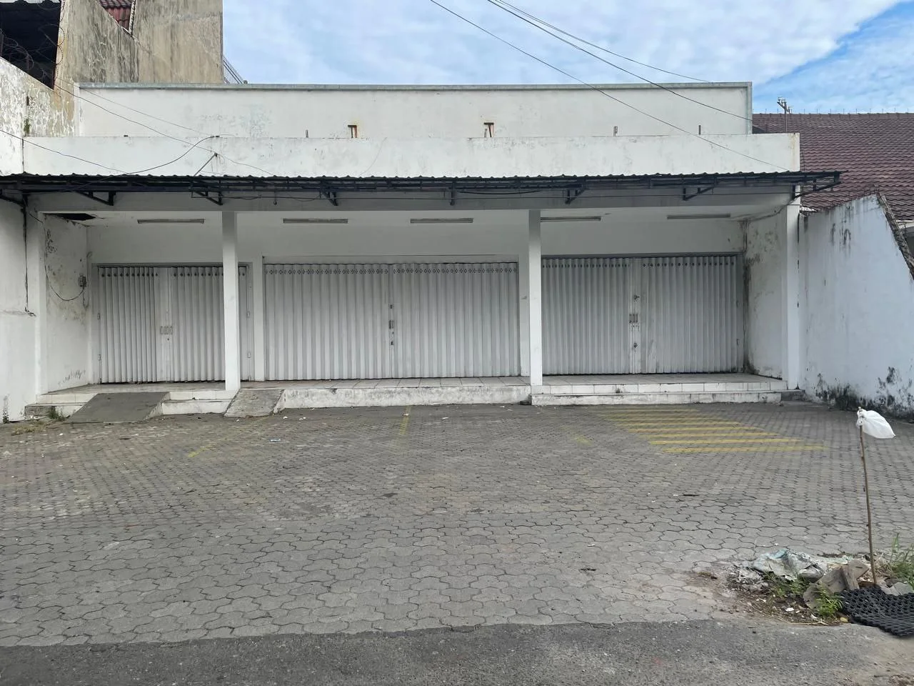 Disewakan Tempat Usaha Komersial di Raya Jemursari Surabaya Selatan - Image 1