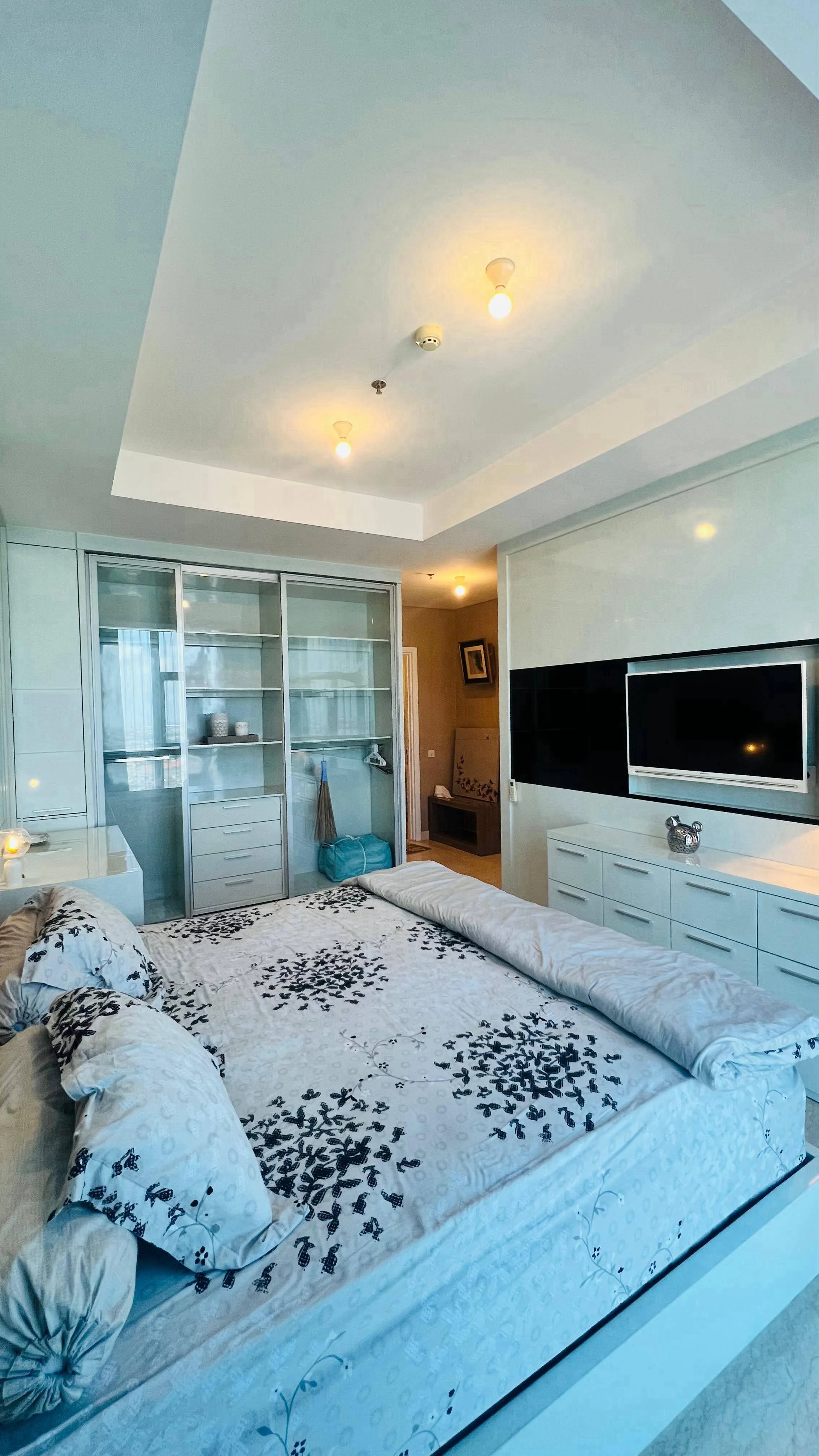 Disewakan atau Dijual Apartemen Mewah di Voila Ciputra World Surabaya Barat - Image 1
