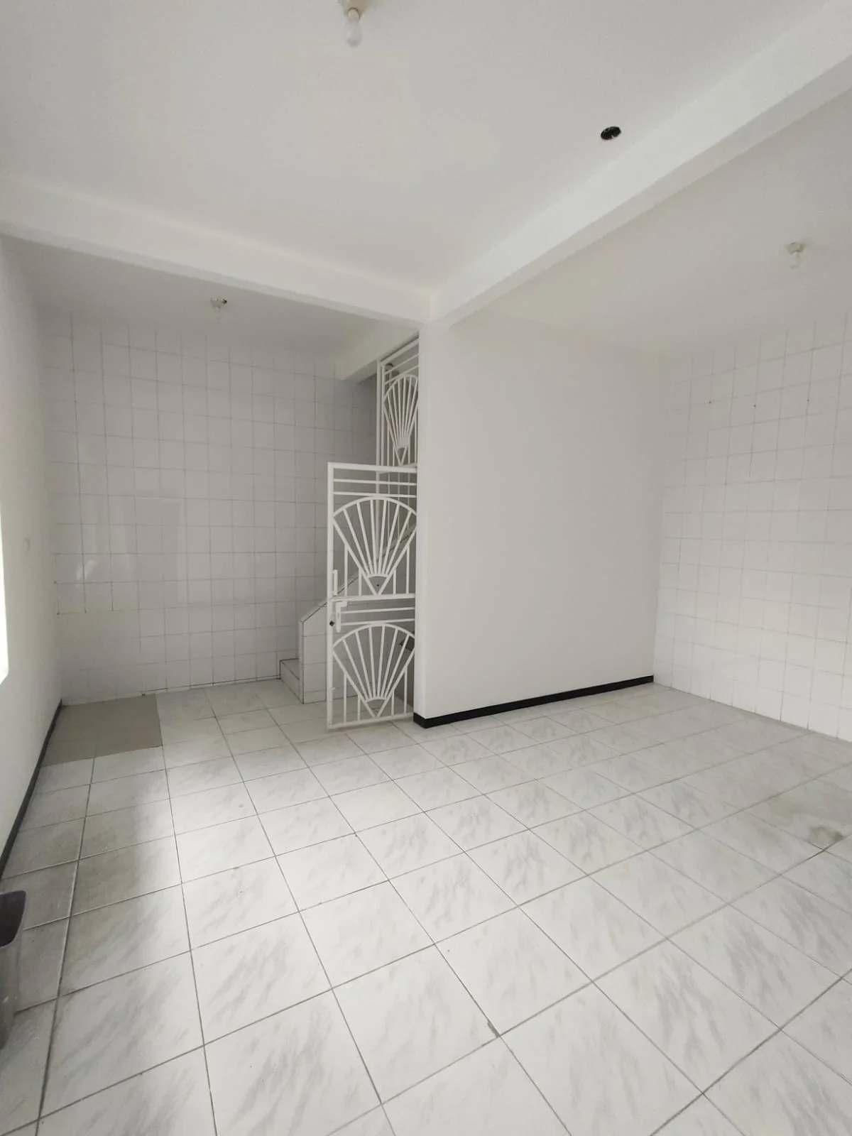 Jual/Sewa Rumah 2,5 Lantai Murah Strategis di Ngagel Jaya Tengah Surabaya Timur - Thumbnail 4