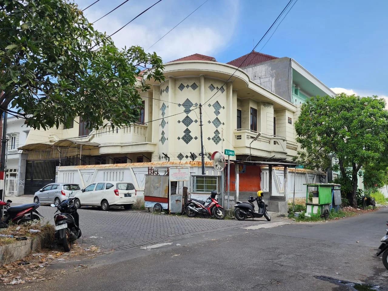 Dijual-rumah-2-lantai-di-kawasan-Halimun-Surabaya-Pusat