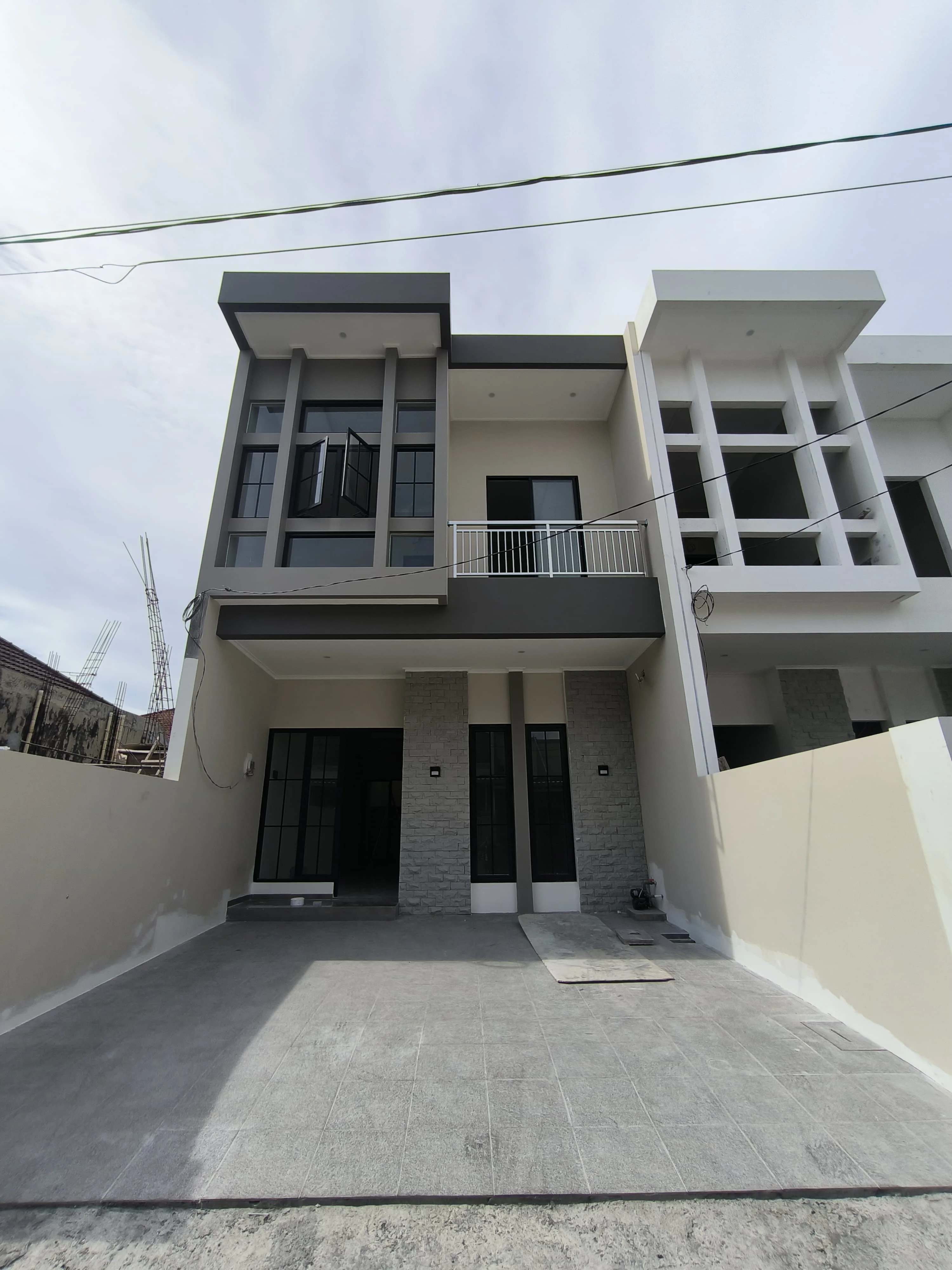 Jual-Rumah-Baru-Minimalis-2-Lantai-di-Klampis-Anom-Lokasi-Strategis-Surabaya-Timur