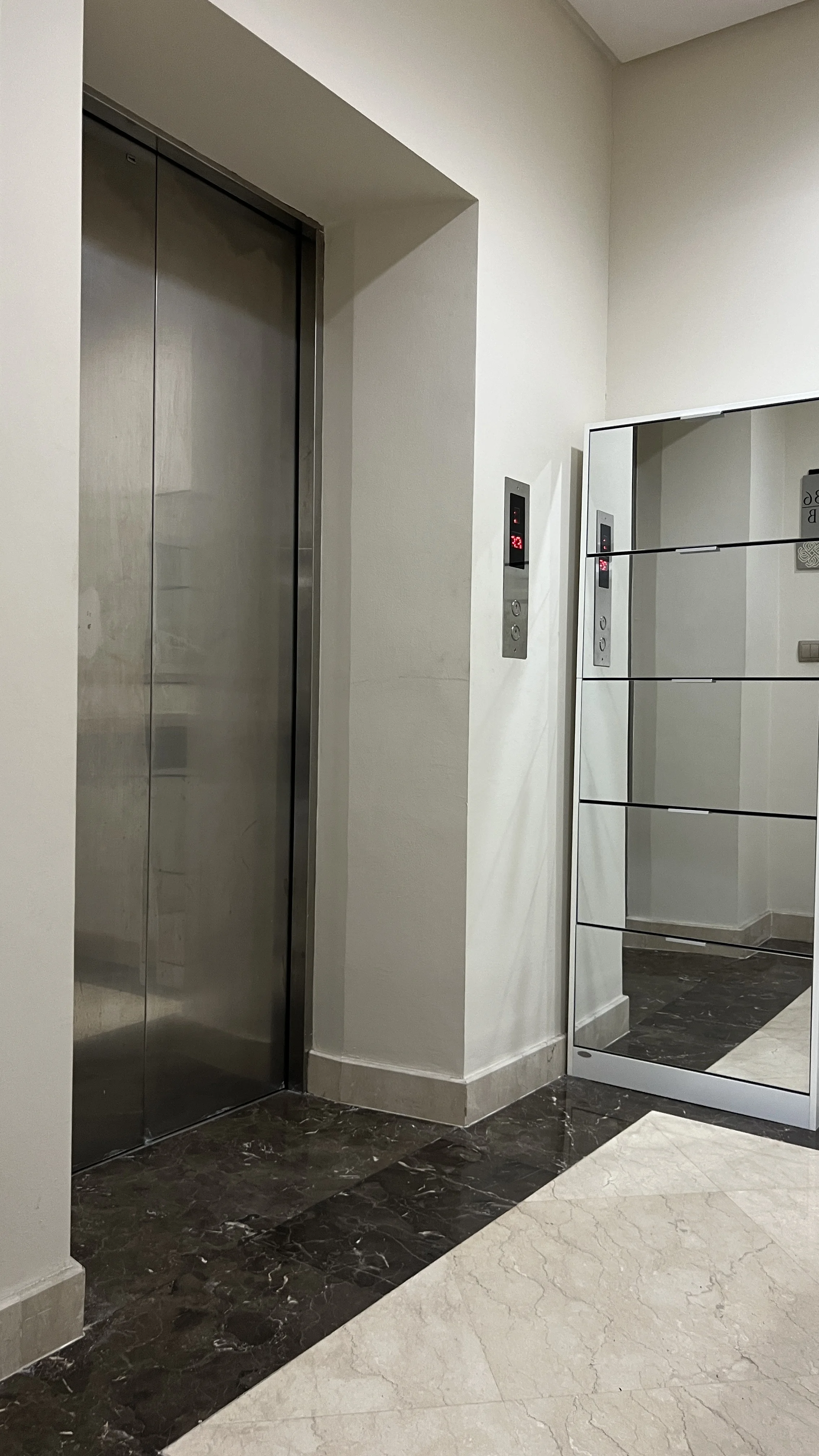 Disewakan Apartemen Mewah di Adhiwangsa Lenmarc Tower B Lantai 36 Surabaya Barat– Full Furnish View Golf Private Lift - Thumbnail 3