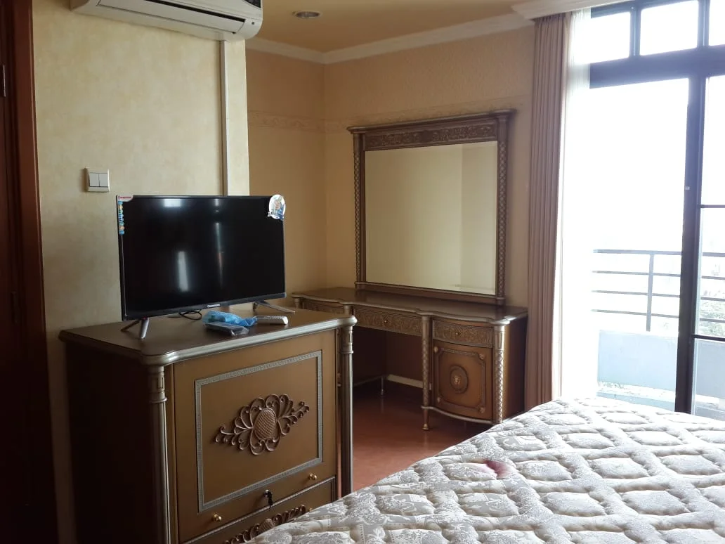 Disewakan Condominium di Graha Family Lantai 11 – Full Furnish View Golf Lokasi Premium Surabaya Barat - Thumbnail 2