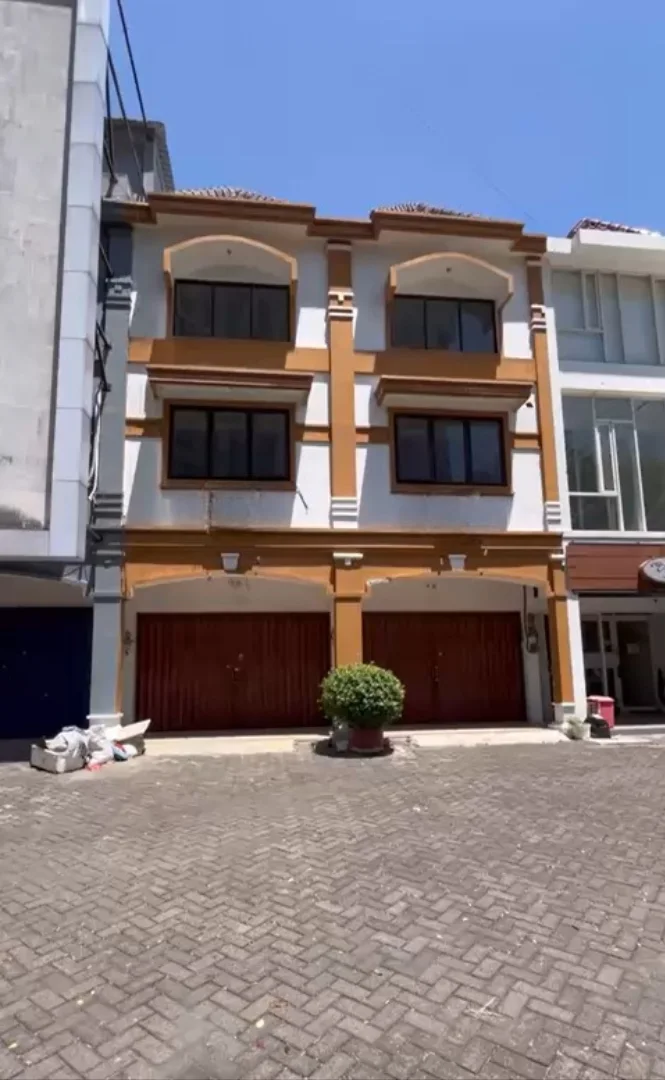 Disewakan Ruko 3 Lantai di Jalan Raya Darmo Permai Surabaya Barat - Image 1