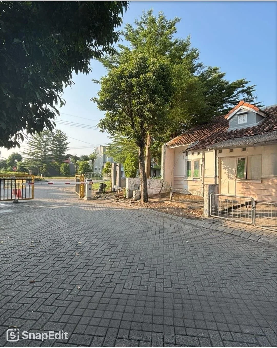 Dijual-Rumah-Lama-Hitung-Tanah-di-Bukit-Palma-Citraland-Surabaya-Barat