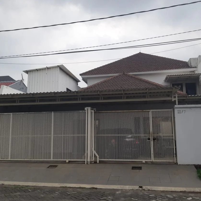 tampak-depan-rumah-manyar-tirtomoyo