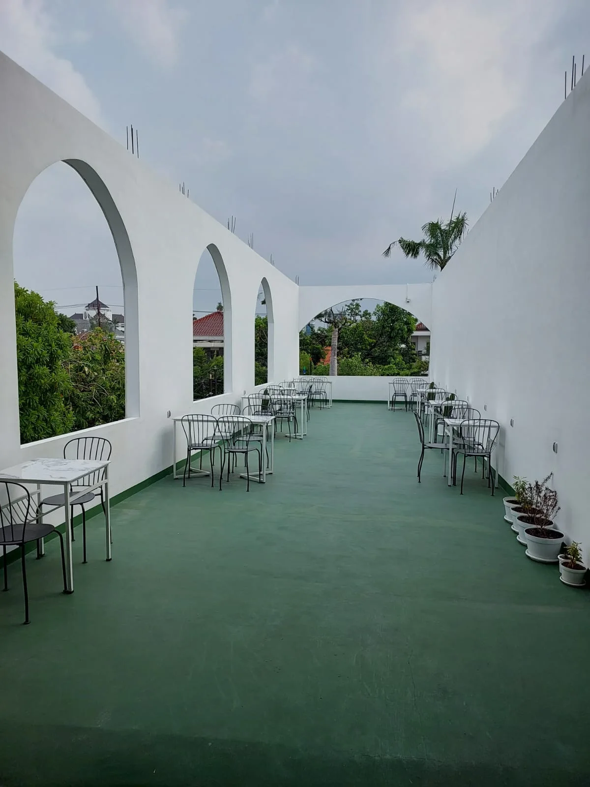 Disewakan Rumah Usaha 1.5 Lantai Posisi Hook di Kartini Surabaya Pusat - Thumbnail 2