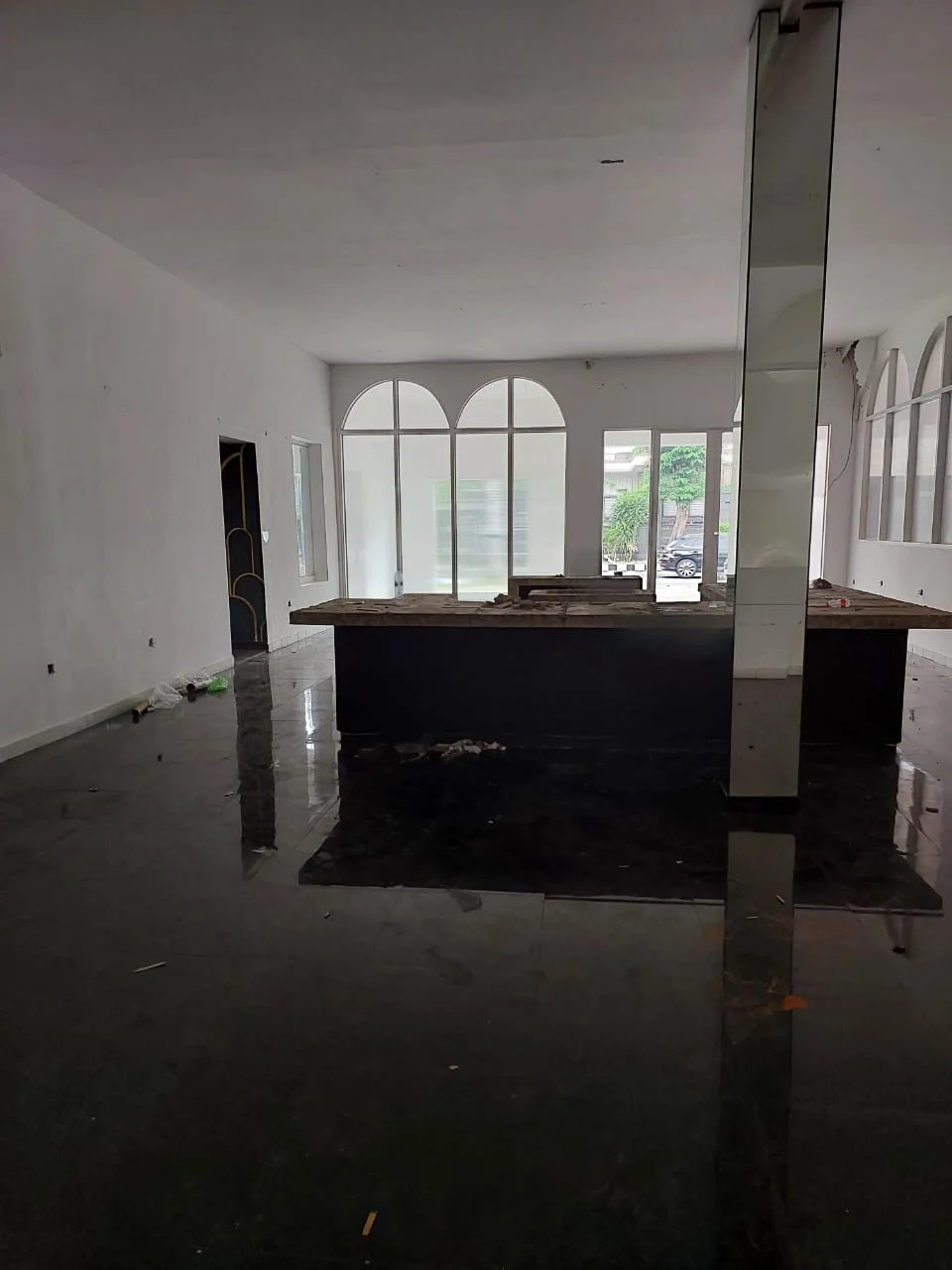 Disewakan Rumah Usaha 1.5 Lantai Posisi Hook di Kartini Surabaya Pusat - Thumbnail 3