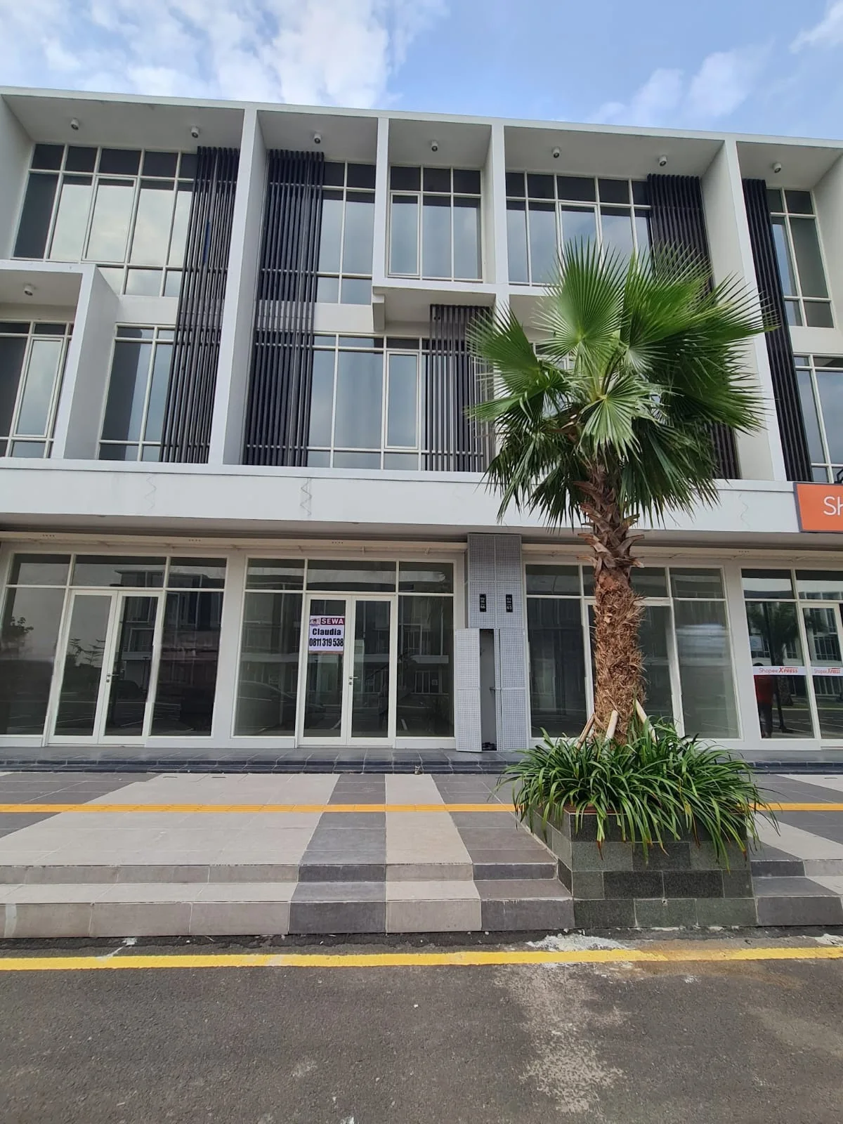 Disewakan Ruko di Northwest Boulevard Citraland Surabaya Barat - Image 1