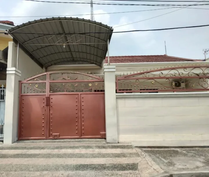 Sewa Rumah Siap Huni Murah Strategis 1,5 Lantai di Raya Darmo Permai Selatan Surabaya Barat - Image 1