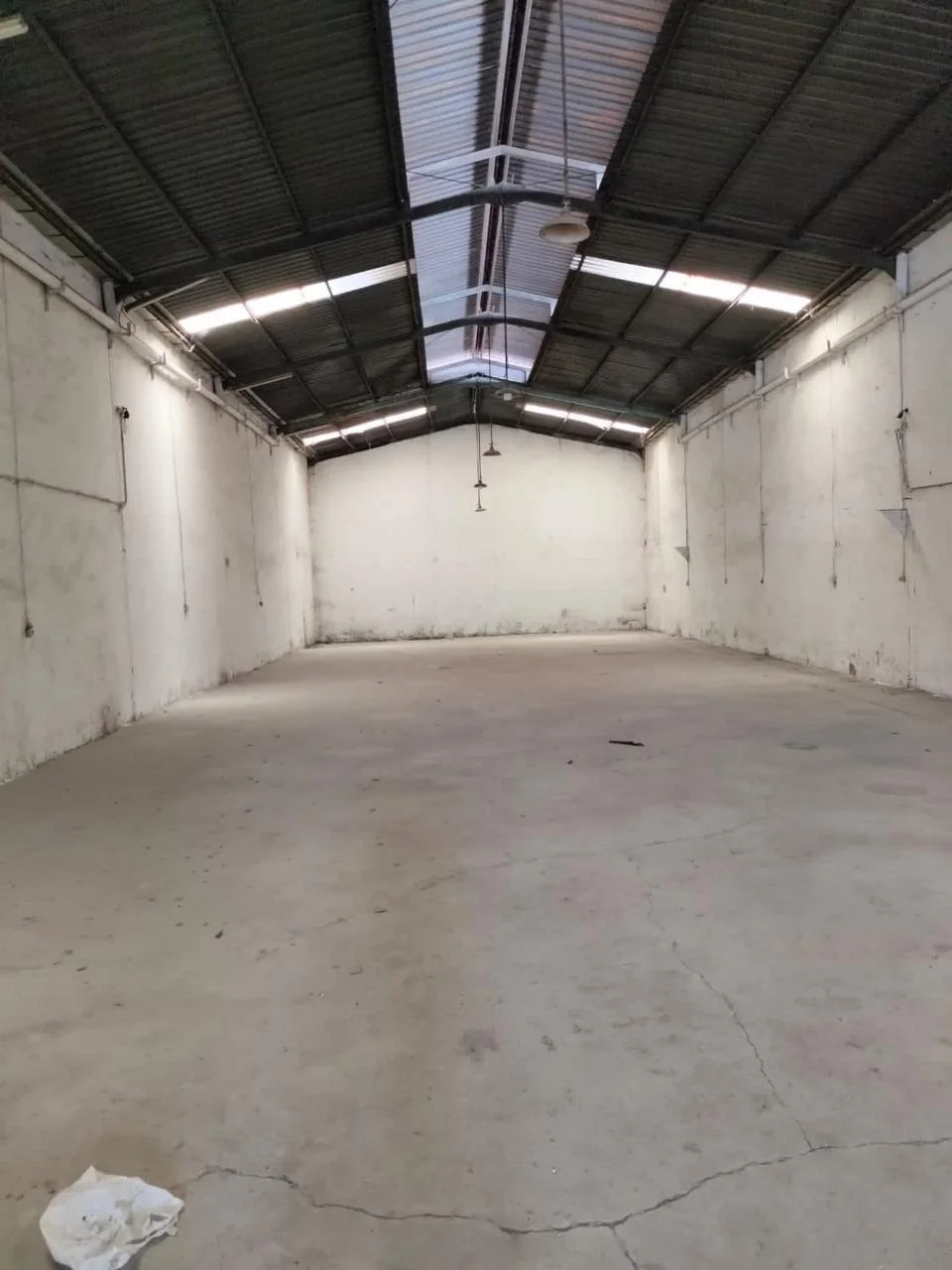 Sewa Gudang Siap Pakai Luas Tanah 550 m² (11 x 50 meter) & Luas Bangunan 462 m² di Margomulyo Permai Surabaya Barat - Thumbnail 2