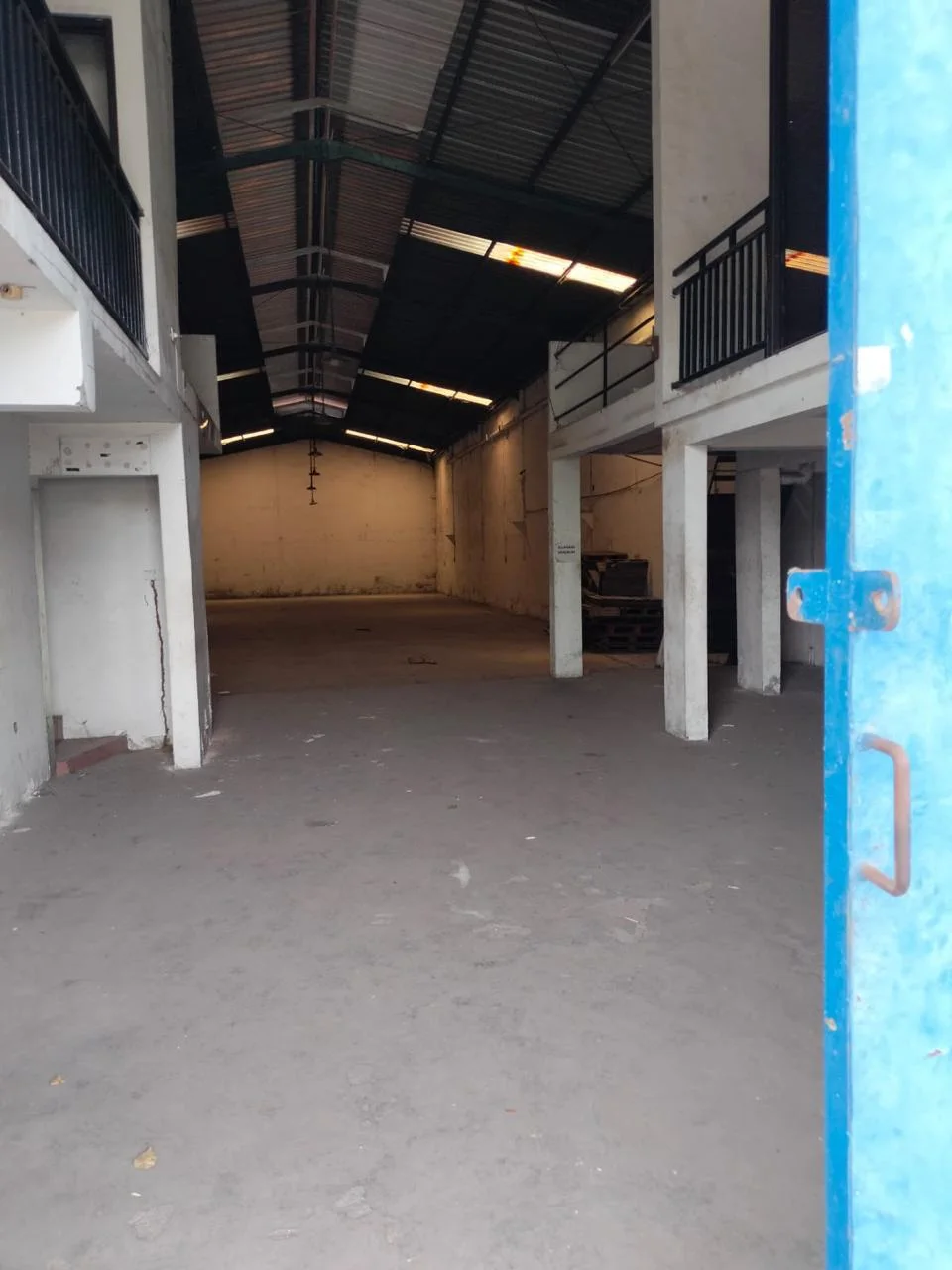 Sewa Gudang Siap Pakai Luas Tanah 550 m² (11 x 50 meter) & Luas Bangunan 462 m² di Margomulyo Permai Surabaya Barat - Thumbnail 3