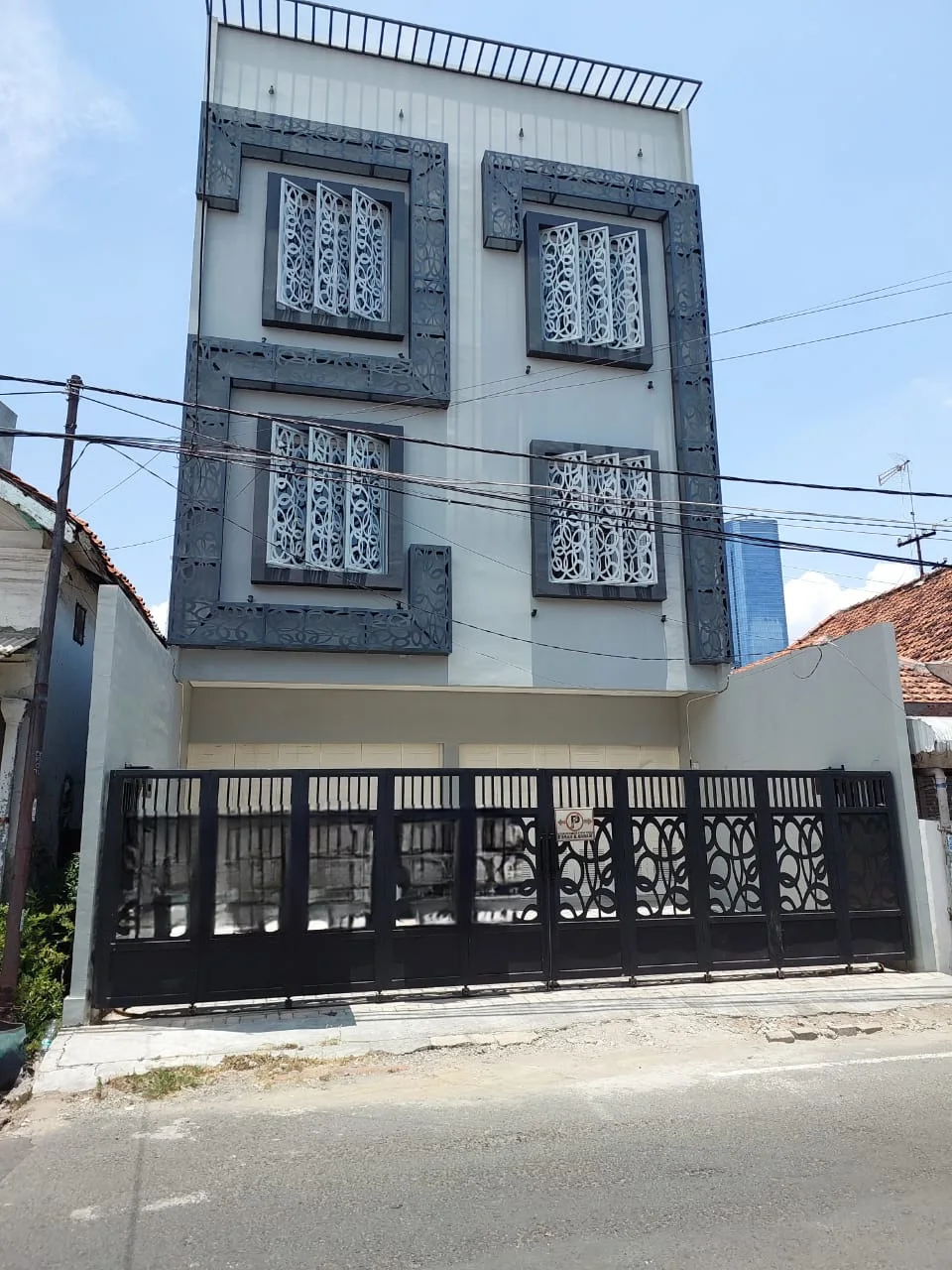 Dijual / Disewakan Ruko Baru Siap Huni di Jalan Genteng Surabaya Pusat - Image 1