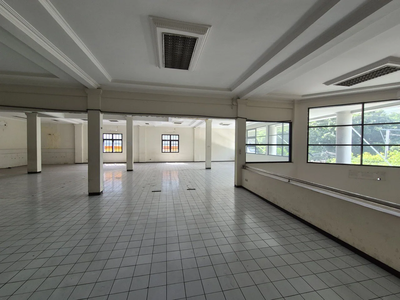 Disewakan Ruko Komersial Strategis di Jalan Raya Mayjend Sungkono Surabaya Barat - Image 1