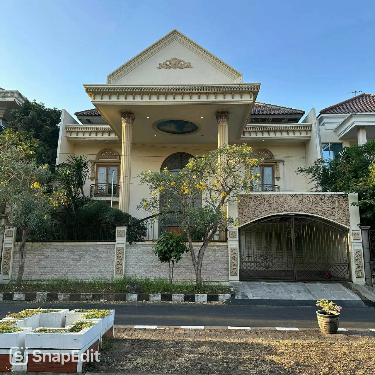 Dijual-Rumah-Mewah-Semi-Furnish-di-Perumahan-Margorejo-Indah-Surabaya-Selatan