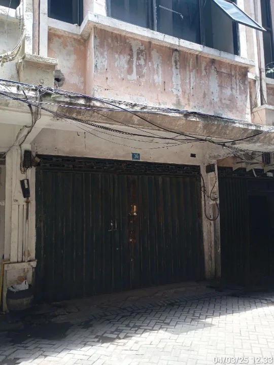 Ruko4,5 Lantai Siap Pakai Disewakan di Jalan Atom Megah Surabaya Pusat - Image 1