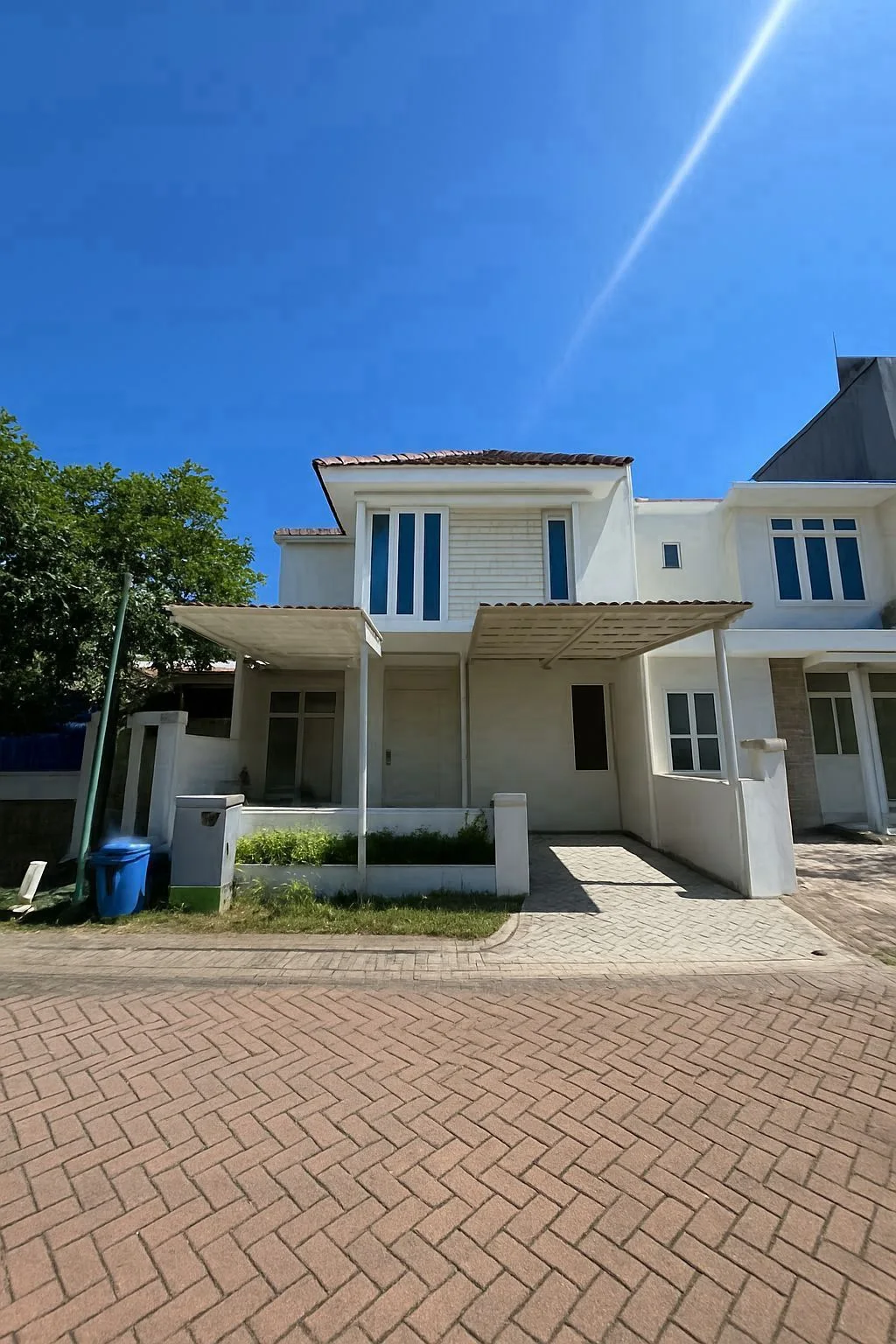 Dijual Rumah Semi Furnish di Taman Puspa Raya Citraland Utama Surabaya Barat
