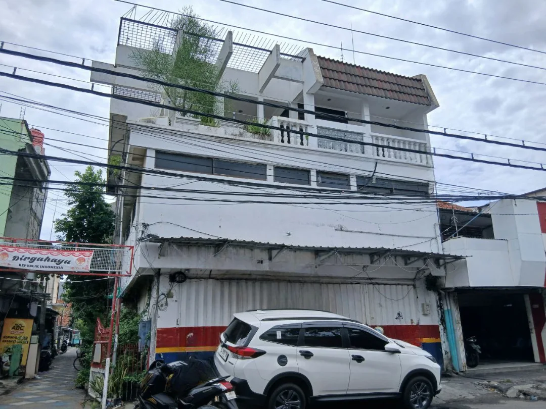 Disewakan Ruko Luas 3 Lantai Lengkap Dengan Ruang Tidur & Dapur di Tambak Rejo Surabaya Utara - Image 1