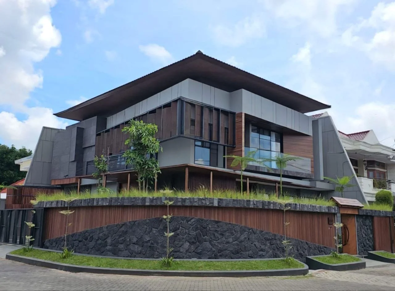 Dijual Rumah Mewah Modern di Jl. Manyar Kertoadi Surabaya Timur – Lokasi Premium, Hook, dan Dilengkapi Taman & Waterfall